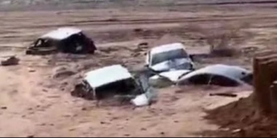 حدث في السعودية .. الأمطار تحتجز سيارات بطرق جدة الرئيسية بعد سيول غزيرة.. فيديو