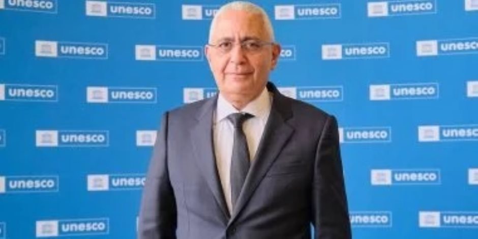 سفارة مصر لدى باريس تكشف تطورات غرق مكتبة الآثار المصرية فى اللوفر .. اعرف التفاصيل 