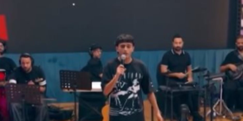 كان خايف وهو بيغنى.. تحكيم كاستنج يتدخل لتشجيع متسابق: قول تانى