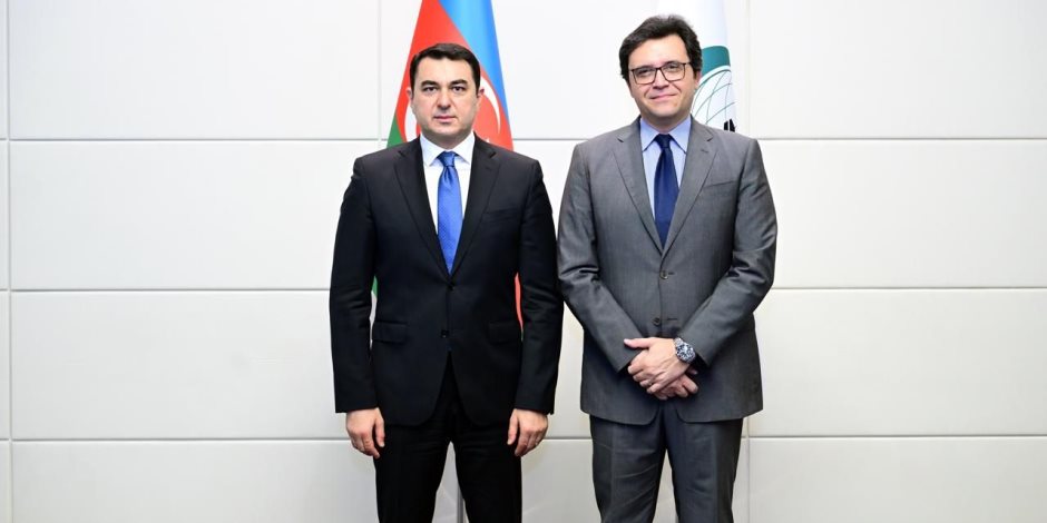 وزير الثقافة يلتقي نظيره الأذربيجاني لبحث آليات تعزيز التعاون الثقافي بين البلدين