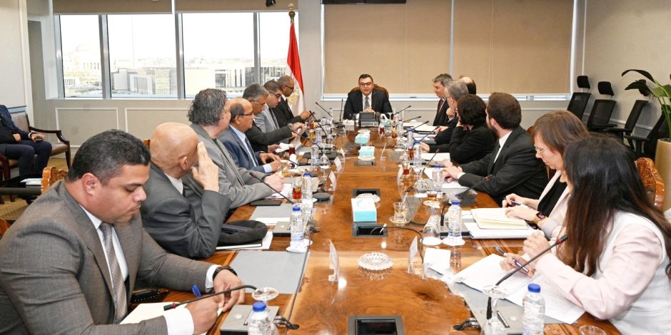 وزير الإسكان يبحث تعزيز التعاون مع بنك الاستثمار الأوروبي