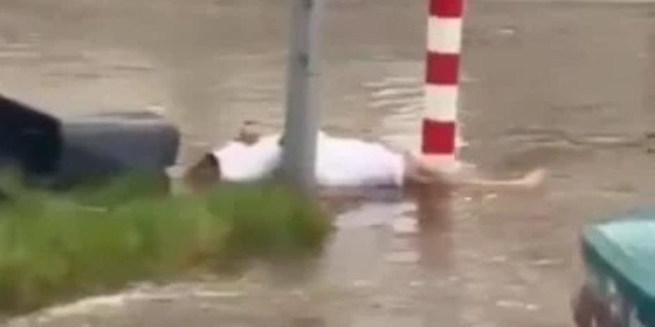 بسبب الأمطار بجدة.. وفاة سعودى صعقا بالكهرباء بعد لمسه عمود إنارة .. فيديو