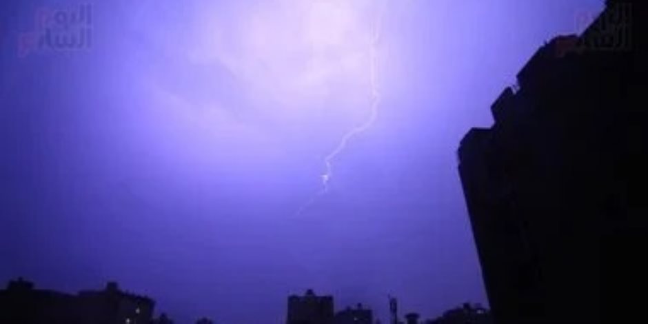 تحذير عاجل من خطورة الشحنات الكهربائية .. كيف يحدث البرق والرعد؟