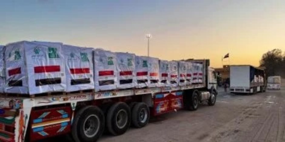 قافلة «زاد العزة» الـ90 تدخل إلى الفلسطينيين بقطاع غزة