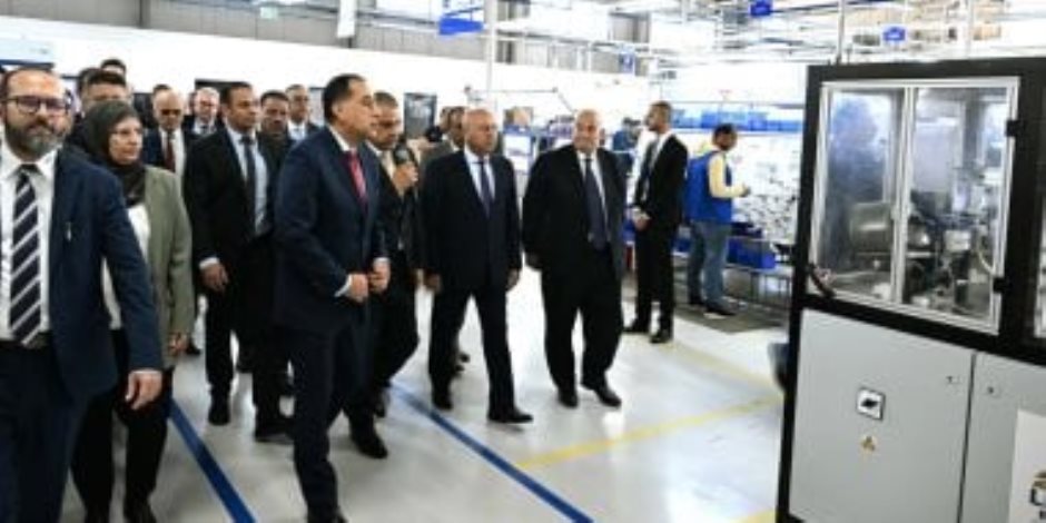 رئيس الوزراء يتفقد عدداً من أقسام مصنع ليونى مصر بمدينة بدر