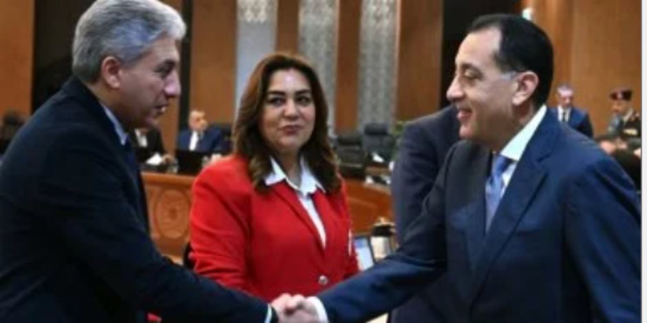 منال عوض تستعرض أمام رئيس الوزراء إجراءات مواجهة تلوث الهواء الحاد خلال الخريف