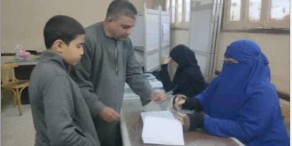 أهالى الأقصر يصطحبون أطفالهم للانتخابات لتوعيتهم بقيمة المشاركة