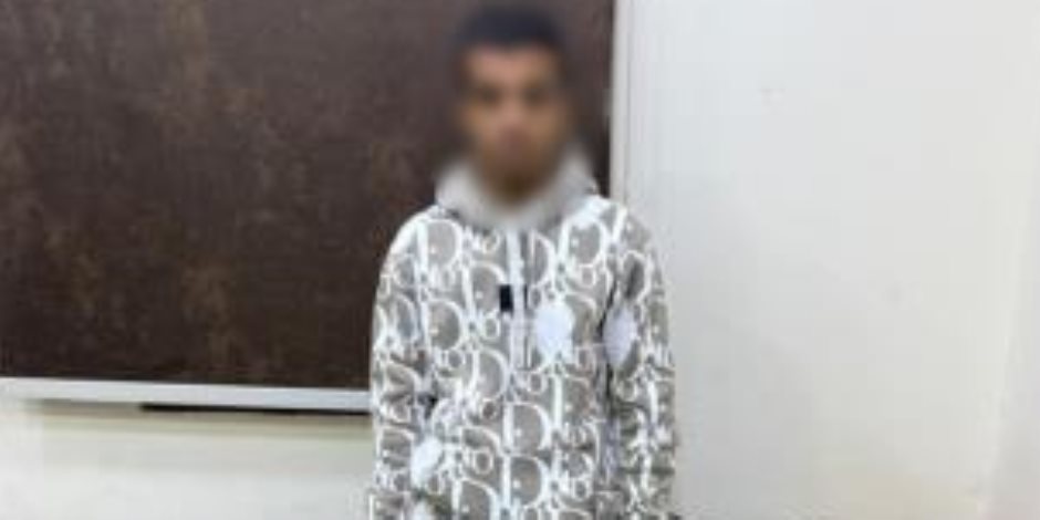 القبض على شخص يوزع دعاية انتخابية لمرشح امام اللجان فى الجيزة 