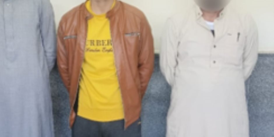 ضبط 3 فى حوش عيسى بالبحيرة يعلقون لافتة إعلانية لمرشح فى محيط لجنة انتخابية 