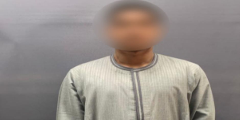 ضبط شخص يوزع بطاقات إرشادية للتأثير على الناخبين في ديرمواس بالمنيا