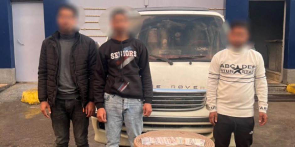 ضبط 3 فى حوش عيسى بالبحيرة يستقلون "ميكروباص" ويوزعون أموال على الناخبين لصالح مرشح