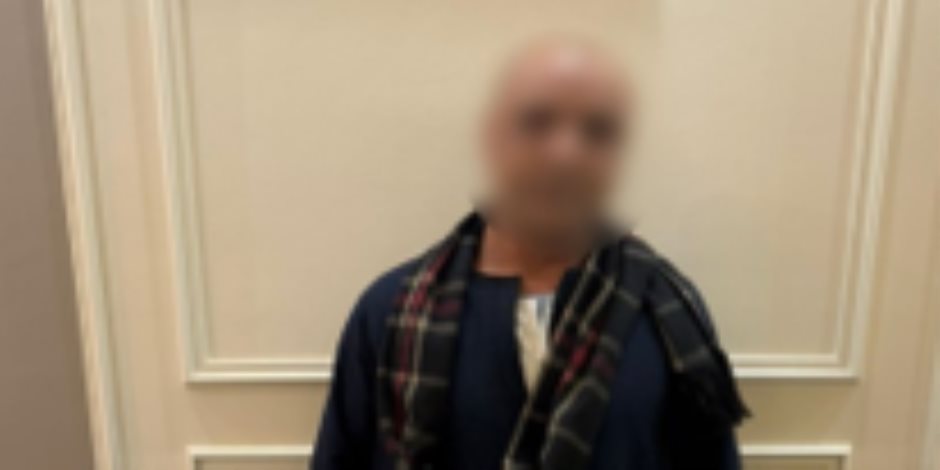 القبض على شخص يوزع أموال ودعاية لمرشح أمام اللجان الانتخابية بدائرة أبوقرقاص فى المنيا