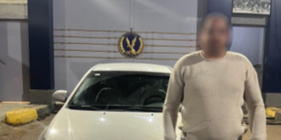 ضبط شخص يتجول بسيارته أمام لجان دائرة حوش عيسى فى البحيرة ويوزع أموال لصالح مرشح