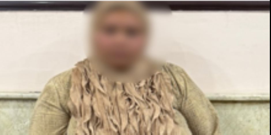 ضبط سيدة توزع كروت دعاية لمرشح امام اللجان بدائرة المنتزة ثالث فى الإسكندرية