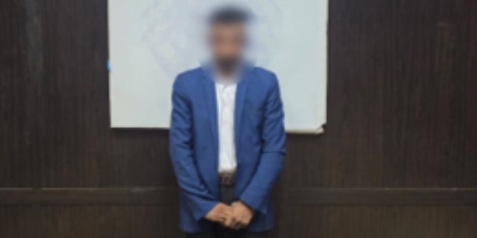 ضبط شخص يوزع الاموال على الناخبين بدائرة العمرانية فى الجيزة لصالح مرشح