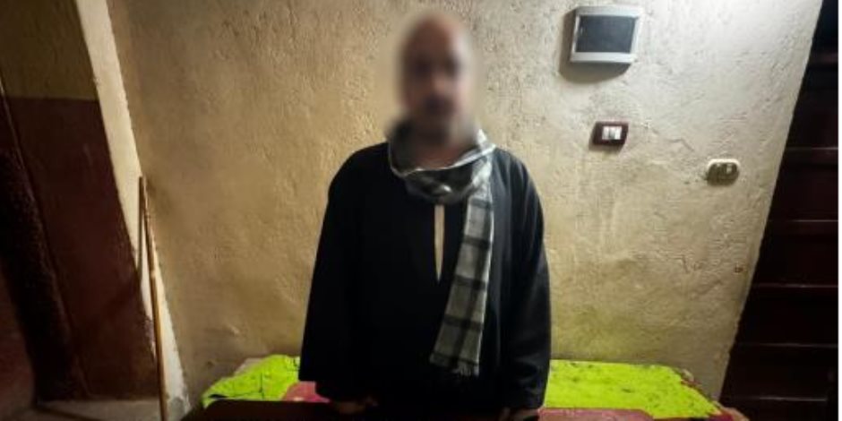 القبض على شخص يوزع أموالاً أمام اللجان بدائرة البلينا فى سوهاج لصالح مرشح