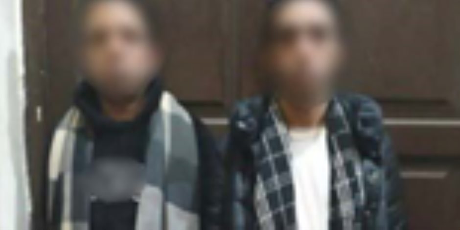 مرتديان ملابس نسائية.. ضبط شخصين بالإسكندرية للإعلان عن أعمال الفجور عبر تطبيقات الهاتف
