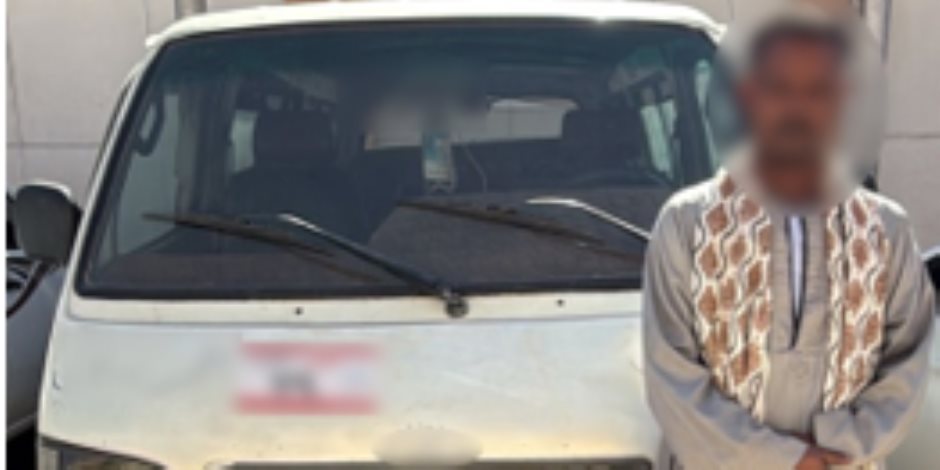 ضبط شخص لإصطحابه ناخبين بالسيارة لحثهم على التصويت في إدفو بأسوان