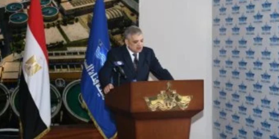 رئيس قناة السويس يؤكد تحسن حركة الملاحة وينفى وجود بديل للقناة