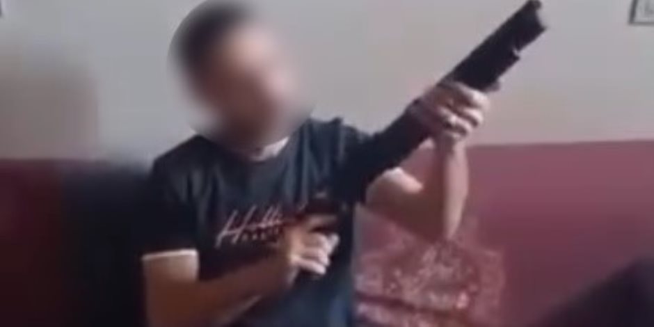 ضبط شخص ظهر في فيديو يحمل سلاحًا ناريًا بالغربية