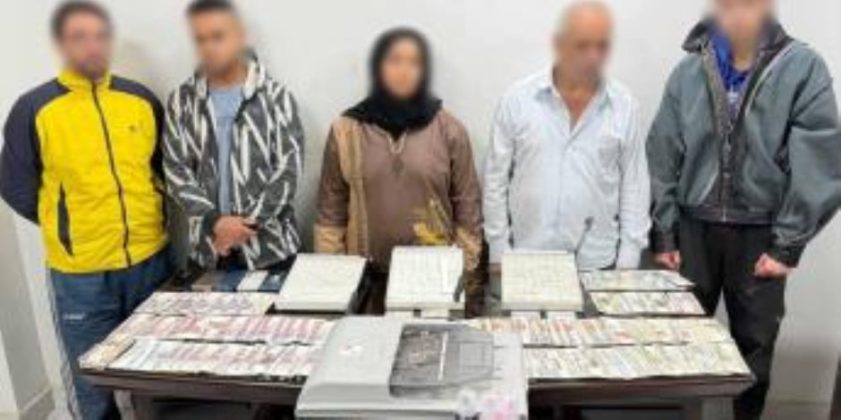 ضبط عناصر تشكيل عصابي تخصص نشاطه الإجرامي في تقليد العملات المحلية وترويجها بمواقع التواصل