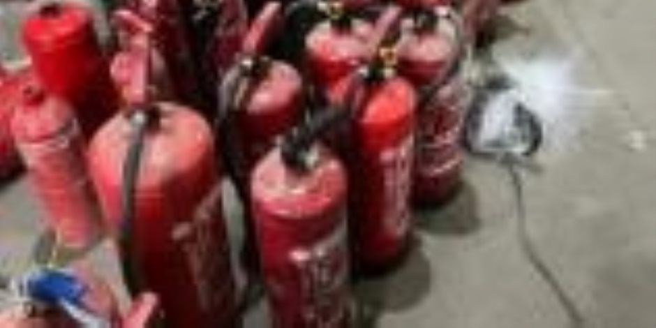 ضبط ورشة لتصنيع وتعبئة طفايات الحريق "بدون ترخيص" واستخدام علامات تجارية مقلدة بالقاهرة