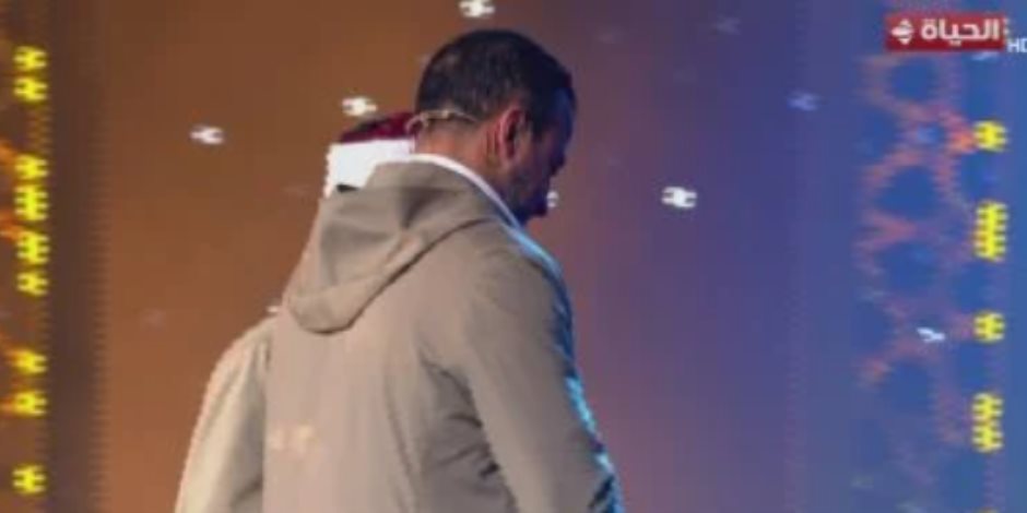 مصطفى حسنى يأخذ بيد المتسابق محمد حسن خارج ستوديو دولة التلاوة