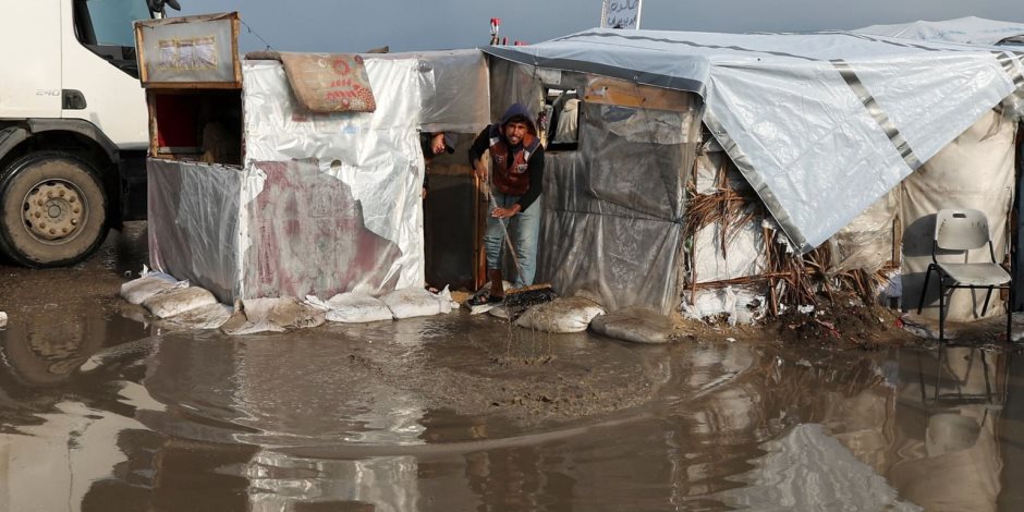 مراسل القاهرة الإخبارية: منخفض جوي يغرق غزة.. تدمير 27 ألف خيمة وتضرر ربع مليون نازح