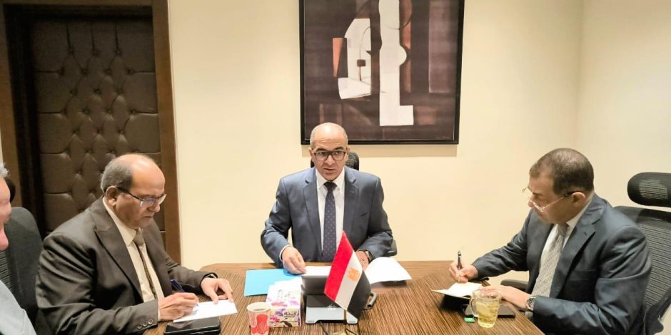 نائب وزير الإسكان يعقد اجتماعا لمتابعة الاحتياجات من الطلمبات لشركات مياه الشرب والصرف الصحي