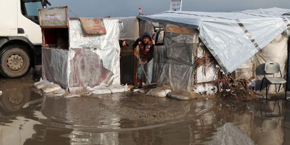 الهلال الأحمر الفلسطيني: جرف 20 ألف خيمة و650 ألف طفل فى دائرة الخطر بغزة