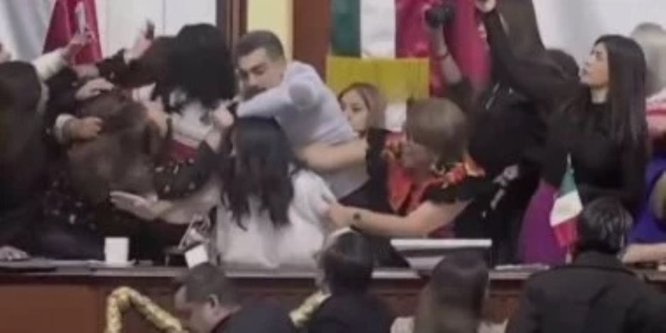 فوضى في البرلمان المكسيكي.. مشاجرة عنيفة بين نائبات تثير جدلا واسعا