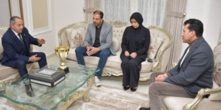 وزير الشباب ومحافظ بورسعيد يقدمان واجب العزاء في وفاة السباح يوسف محمد بمنزله