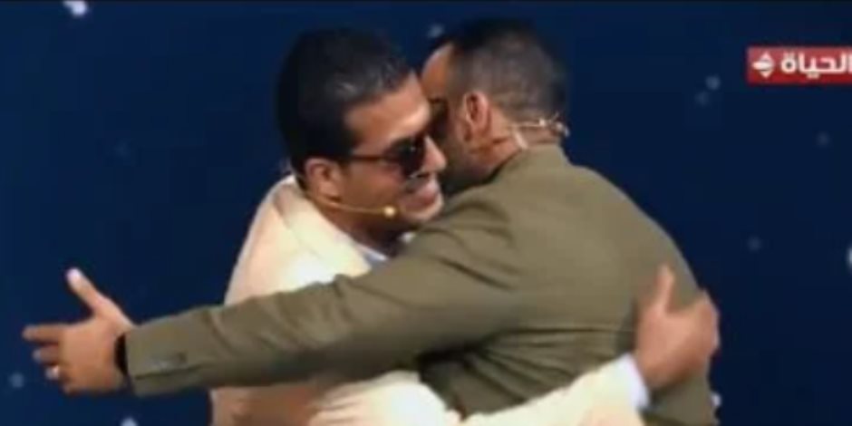 جبر خاطره بحضن وأخذ بيده خارج الاستوديو.. مصطفى حسنى يصطحب متسابق بدولة التلاوة