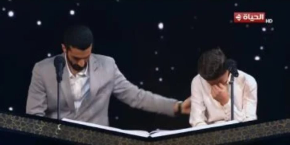 مشهد إنسانى مؤثر.. على محمد يبكى لمغادرة دولة التلاوة وزميله يواسيه