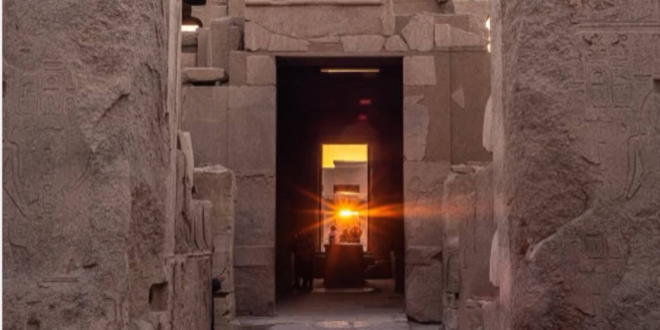 الأقصر تتلألأ في يوم الانقلاب الشتوي.. الشمس تتعامد على مقصورة قدس الأقداس بمعابد الكرنك في مشهد فلكي ومعماري مدهش