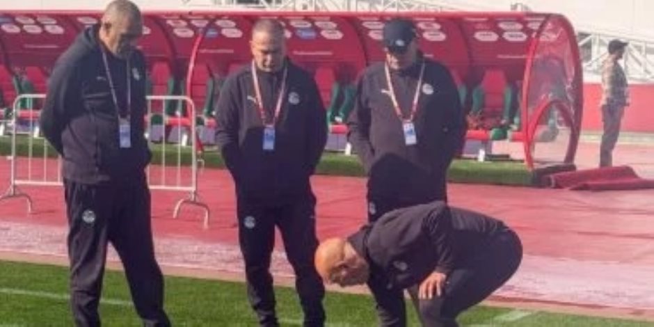 قبل 24 ساعة من اللقاء .. حسام حسن وجهاز منتخب مصر يتفقدون ملعب مباراة زيمبابوى .. صور