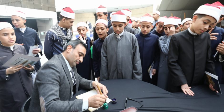 الأزهر يشارك في احتفالية اليوم العالمي للغة العربية بجناح وورش للخط العربي وجولة لطلابه بمتحف الحضارة