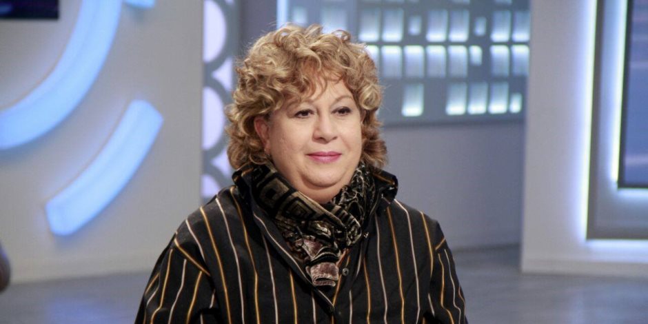 عمر الفيشاوى نجل سمية الألفى وشقيقها يستقبلان المعزيين بمسجد عمر مكرم