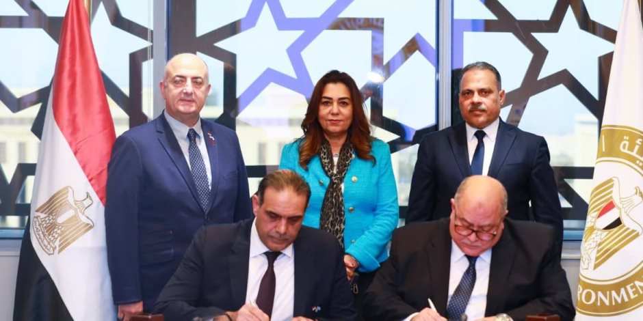 وزيرة التنمية المحلية ومحافظ الشرقية يشهدان مراسم توقيع إنشاء وتوريد وتركيب وتشغيل ٣ منشآت لمعالجة المخلفات