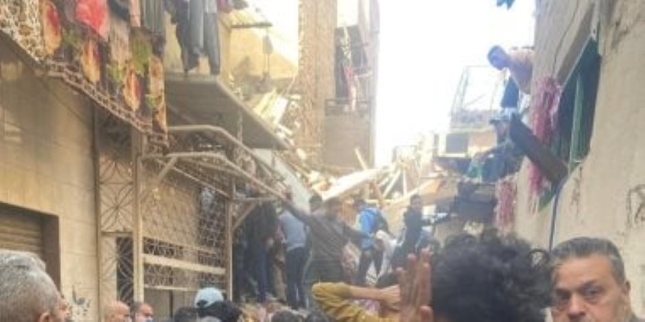 استخراج شخصين مصابين من أسفل ركام عقار إمبابة وارتفاع الإصابات لـ6