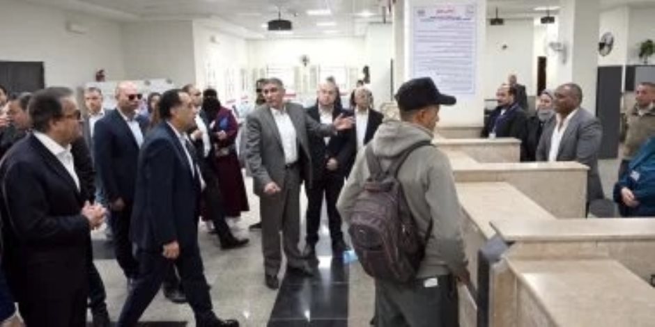 رئيس الوزراء يتفقد مجمع خدمات المواطنين "تحيا مصر" بقرية "الودى" بالصف