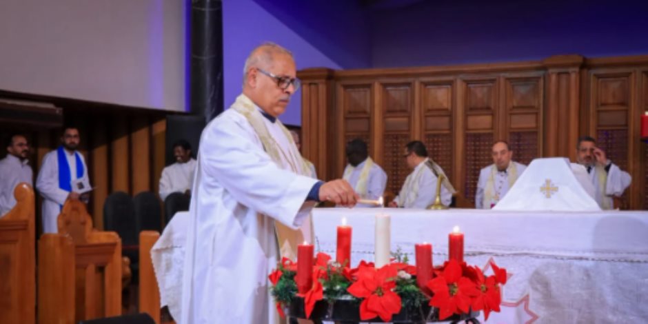 أجراس كاتدرائية جميع القديسين بالزمالك تدق إيذانًا ببدء قداس عيد الميلاد المجيد 