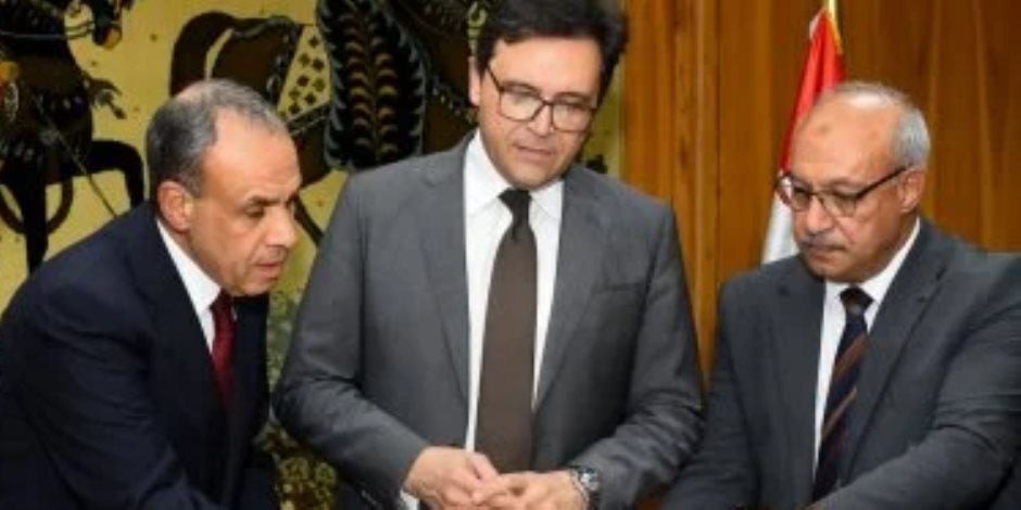 فى زيارة لدار الكتب.. وزير الخارجية يتسلم وثائق وخرائط تاريخية بعد ترميمها
