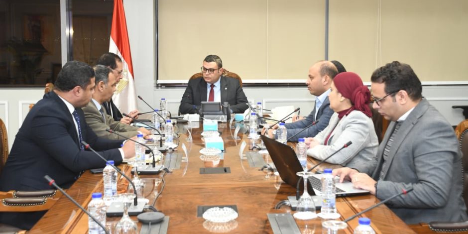 وزير الإسكان يتابع مع "الشركة الوطنية الطرق" ملفات العمل المشترك وأوجه التعاون