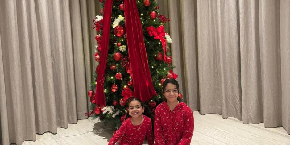 محمد صلاح يحتفل بالكريسماس مع ابنتيه مكة وكيان 