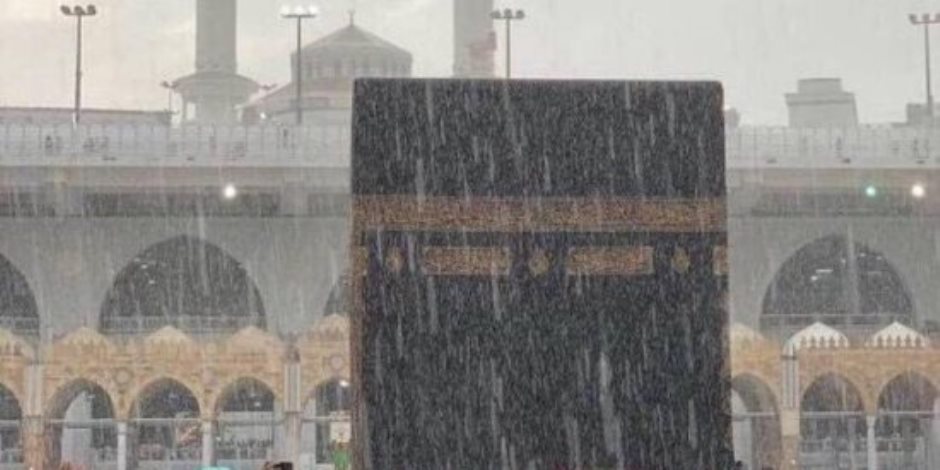 ماحكم تغطية الرجل رأسه حال الإحرام خوفًا من البرد والمطر الشديد؟   دار الافتاء توضح 