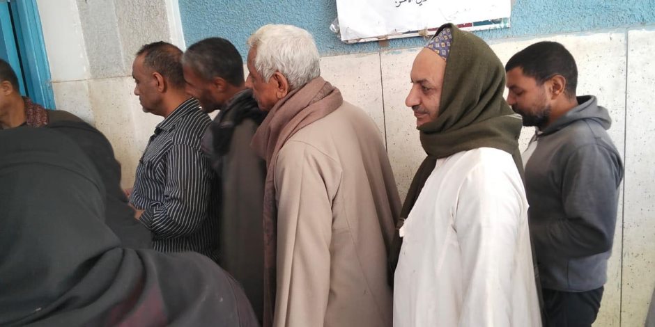الناخبون يتوافدون على لجان الاقتراع بنجع حمادى بقنا للتصويت في انتخابات مجلس النواب 