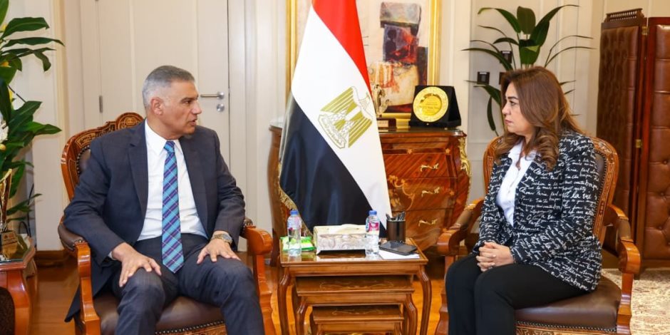 وزيرة التنمية المحلية تتابع مع محافظ أسوان مشروعات منظومة النظافة وإنشاء مصنع لتدوير المخلفات ومدفن صحي