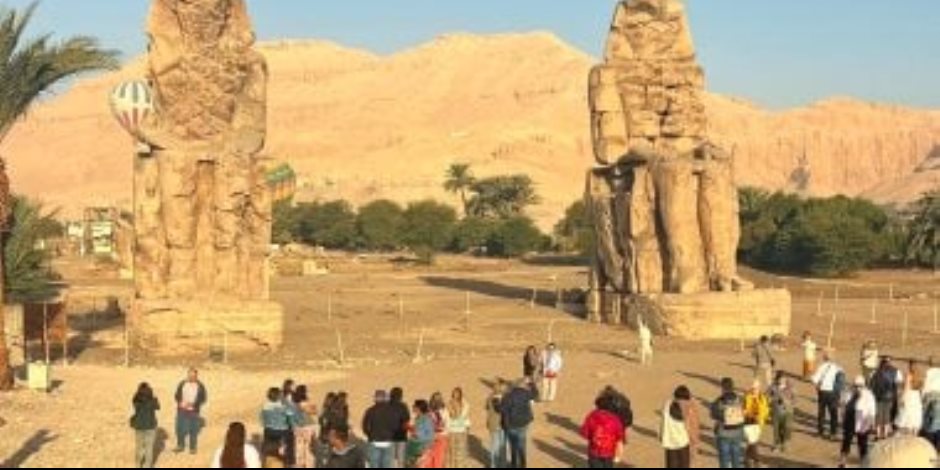 معابد ومعالم الأقصر الأثرية تشهد توافدا سياحيا كبيرا قبل ليلة رأس السنة.. صور