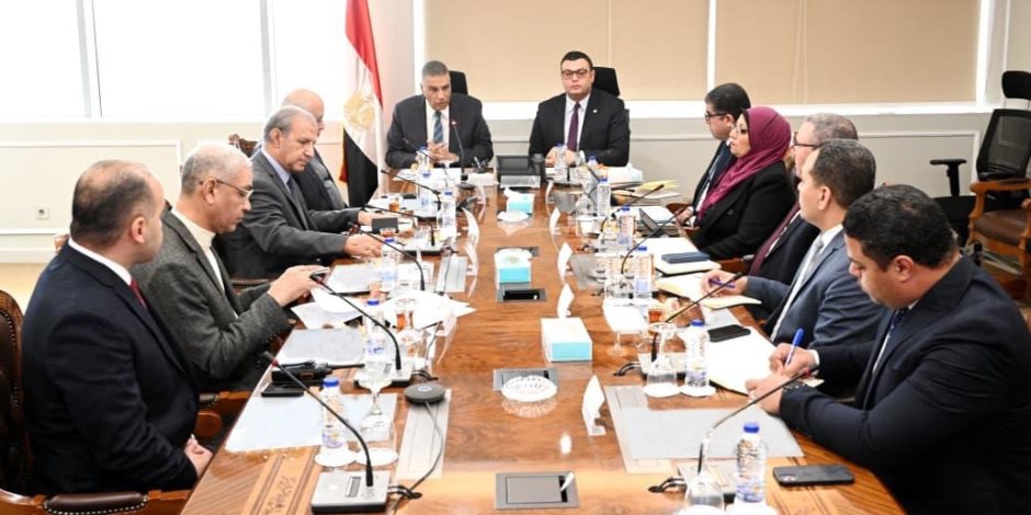  وزير الإسكان يستقبل محافظ أسوان لبحث ملفات العمل المشترك